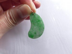 氷翡翠カービングペンダント