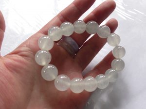 氷翡翠ビーズブレスレット