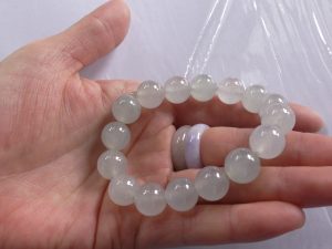 氷翡翠ビーズブレスレット