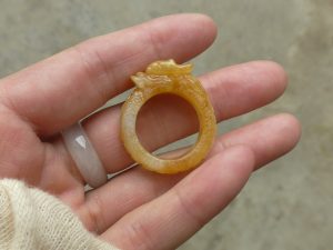 黄翡翠カービングリング