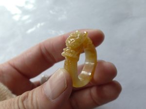 黄翡翠カービングリング
