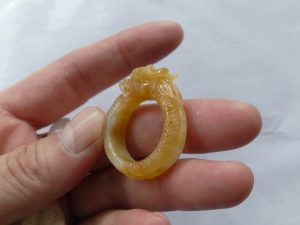 黄翡翠カービングリング