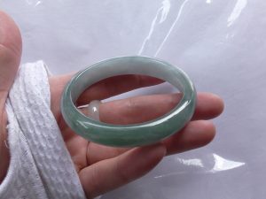 氷翡翠卵型バングル