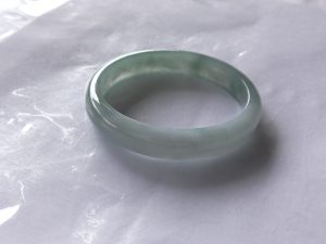 氷翡翠卵型バングル