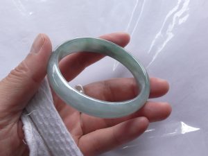 氷翡翠卵型バングル
