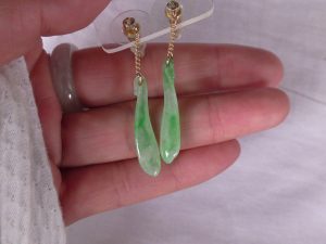 氷翡翠カービングピアス