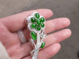 ろうかん翡翠ブローチ