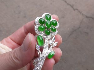 ろうかん翡翠ブローチ