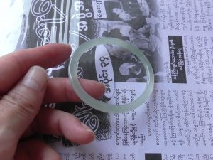 氷翡翠卵型バングル