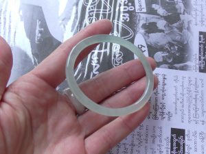 氷翡翠卵型バングル