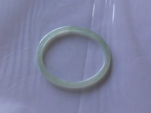 氷翡翠卵型バングル