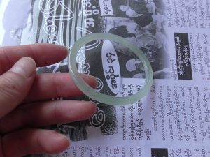 氷翡翠卵型バングル