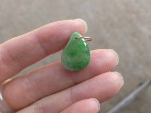 氷翡翠カービングペンダント