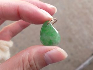 氷翡翠カービングペンダント
