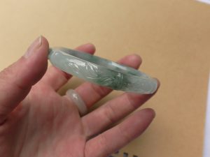 彫刻翡翠卵型バングル