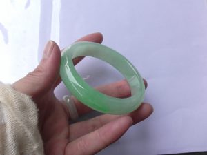 翡翠バングル