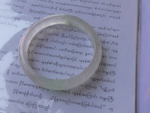 氷翡翠バングル