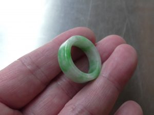 くりぬき翡翠リング