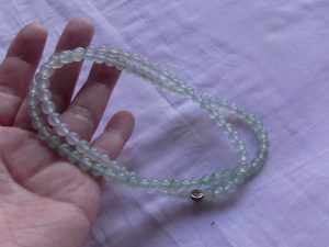 氷翡翠ビーズネックレス