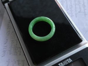 くりぬき翡翠リング