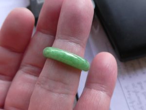 くりぬき翡翠リング