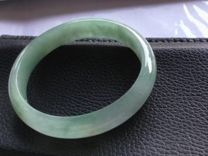 氷翡翠卵型バングル