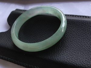 氷翡翠卵型バングル