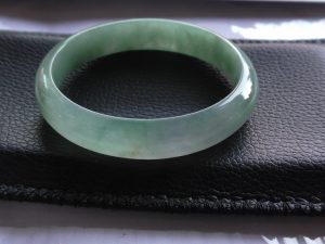 氷翡翠卵型バングル