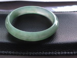 氷翡翠卵型バングル