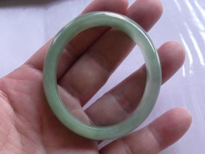 氷翡翠卵型バングル
