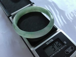 氷翡翠卵型バングル