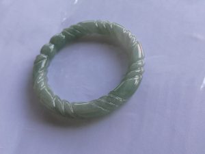 彫刻翡翠バングル