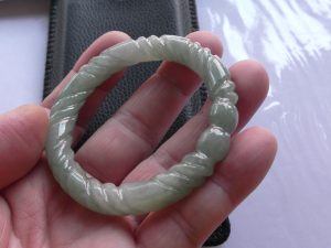 彫刻翡翠バングル
