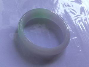 卵型翡翠バングル