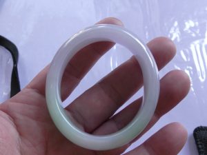 卵型翡翠バングル