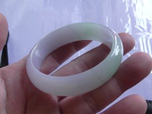 卵型翡翠バングル