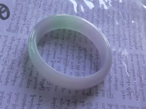卵型翡翠バングル