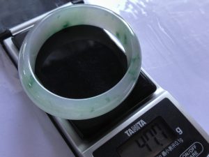 氷翡翠卵型バングル