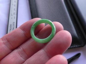 くりぬき翡翠リング