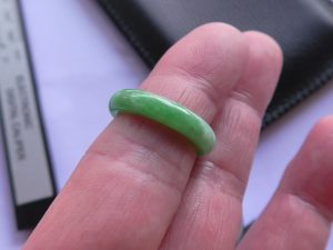 くりぬき翡翠リング