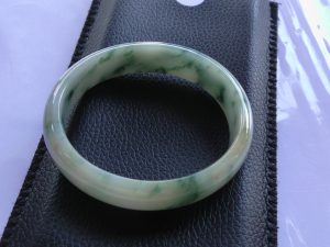 本翡翠卵型バングル