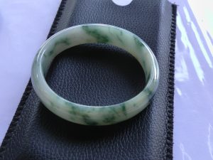 本翡翠卵型バングル