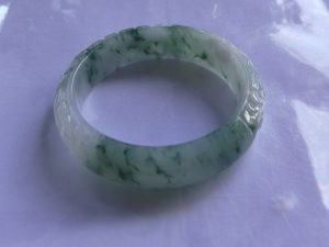 氷翡翠彫刻バングル