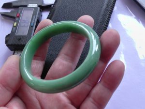 本翡翠バングル