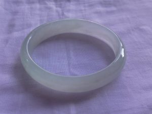 氷翡翠卵型バングル