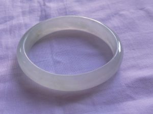 氷翡翠卵型バングル