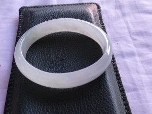 氷翡翠卵型バングル