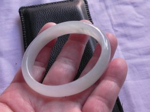 氷翡翠卵型バングル