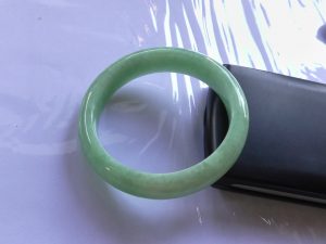 本翡翠バングル