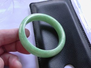 本翡翠バングル